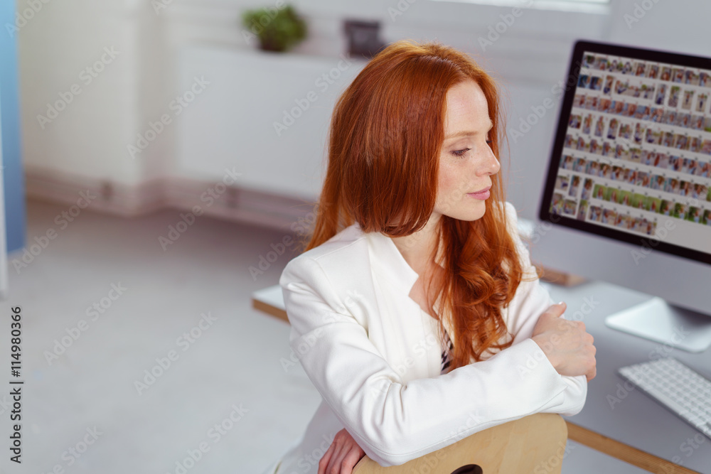 mediengestalterin sitzt in gedanken am schreibtisch mediengestalterin sitzt in gedanken am schreibtisch