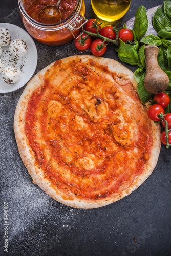 Making traditional italian pizza