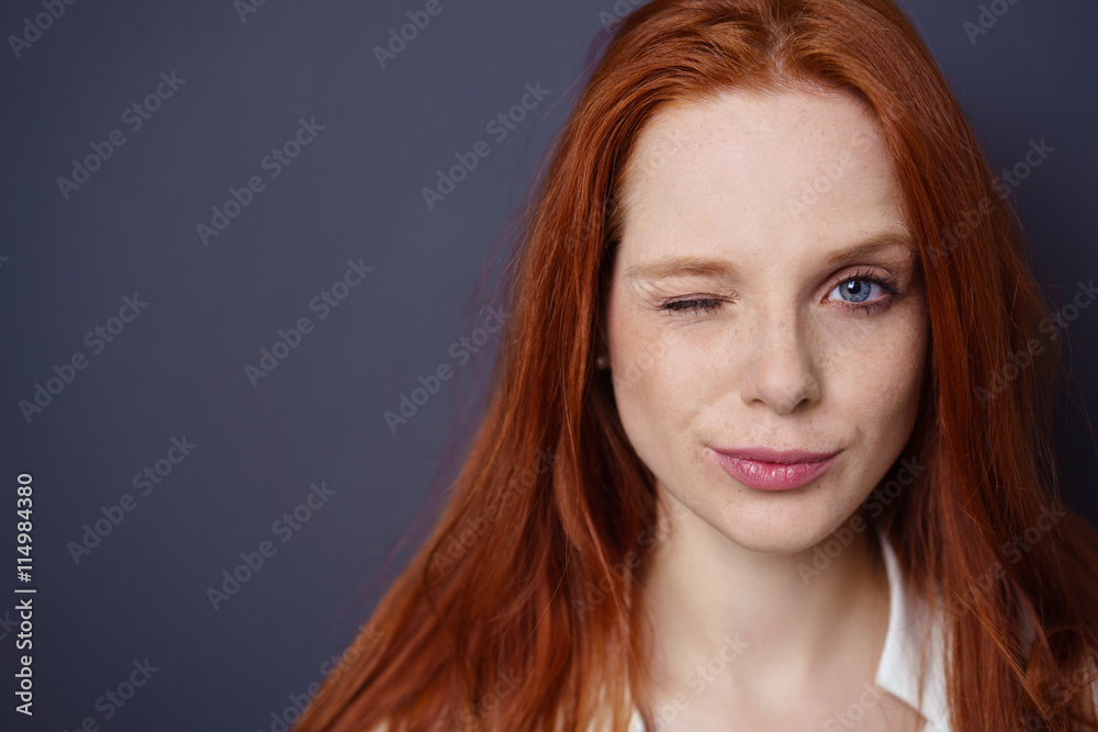 schöne frau zwinkert mit einem auge