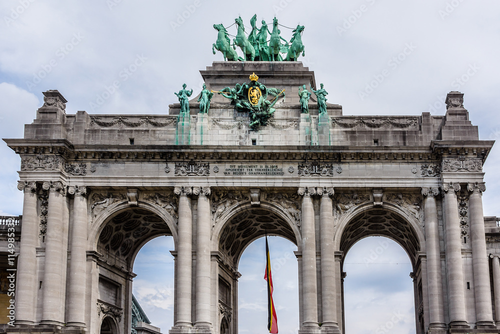Obraz premium Triumphal arch (Arc de Triomphe), Cinquantenaire park, Brussels.