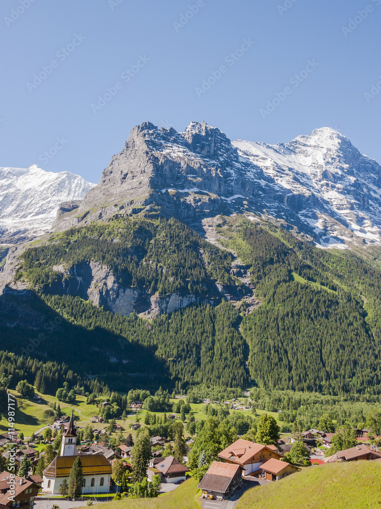 Grindelwald, Bergdorf, Dorf, Dorfkirche, Eiger, Eigernordwand, Wanderferien, Alpen, Schweizer Berge, Sommer, Berner Oberland, Schweiz