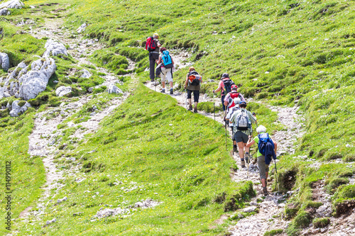 Wandergruppe erklimmt Berg