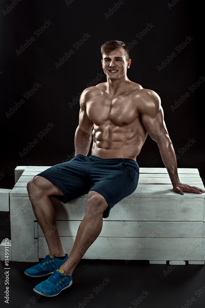 Obraz premium Young Muscular man flipping box