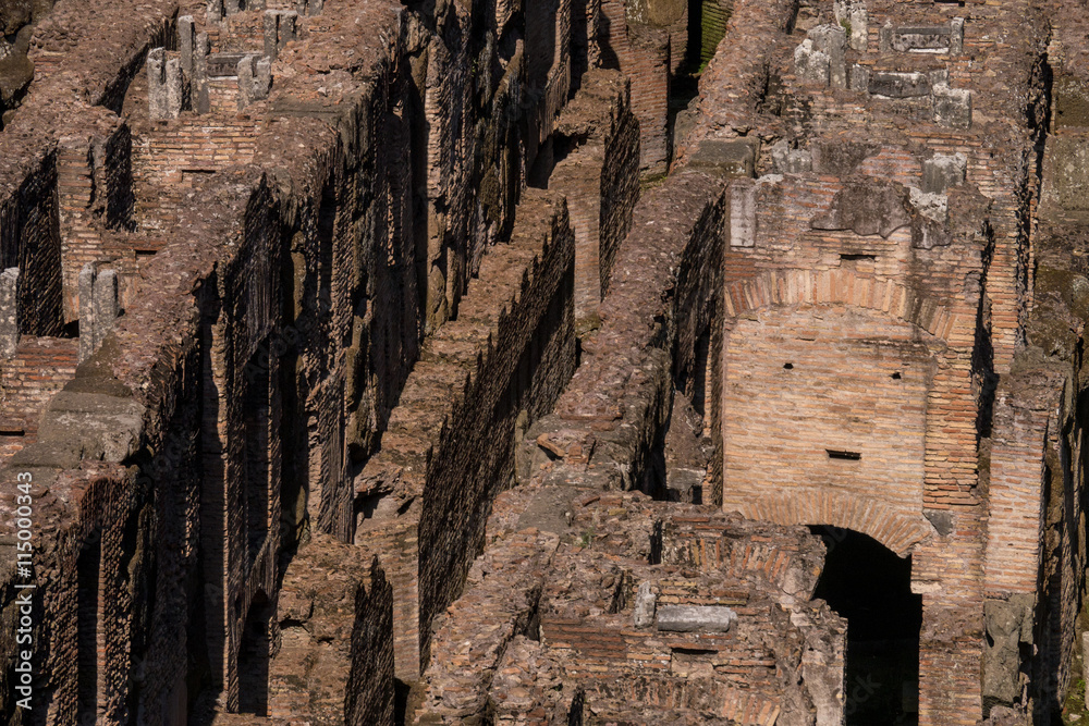 Innenraum des Kolosseum in Rom - Detailaufnahme: Kellerräume unter dem Arenaboden