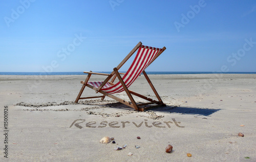 Reservierter Liegestuhl am Strand in Dänemark