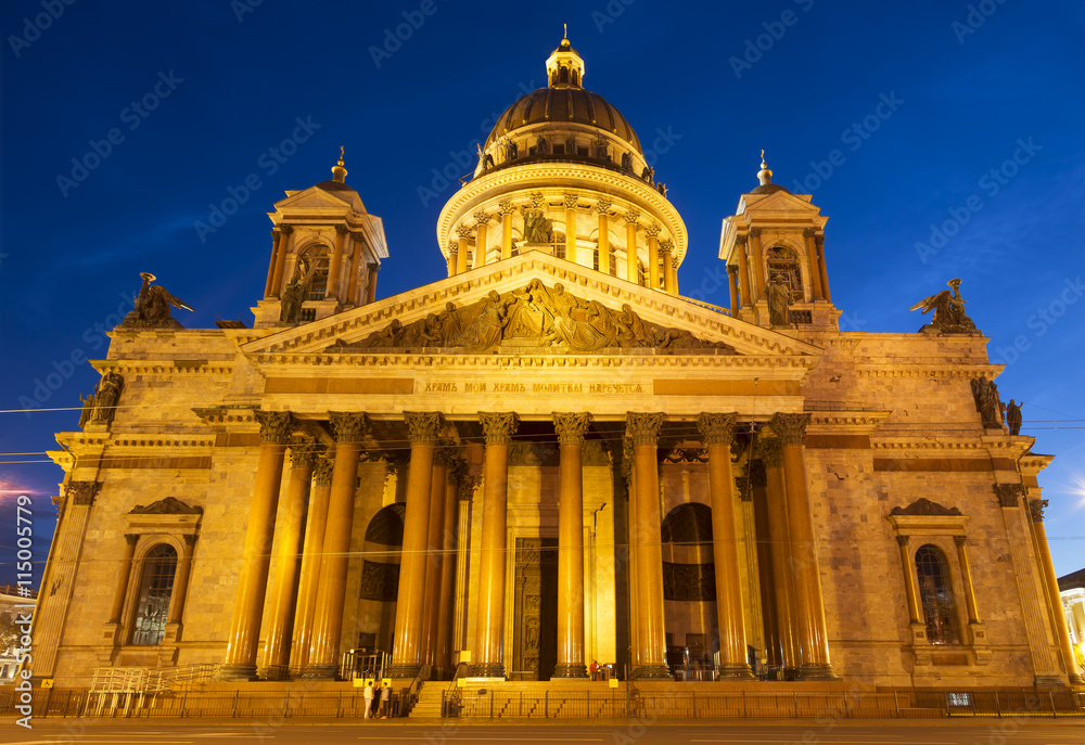 Fototapeta premium St. Isaac's Cathedral in Saint-Petersburg at night, Russia