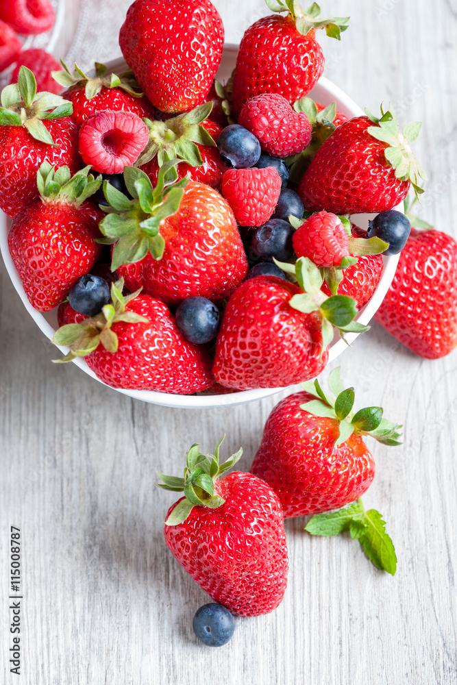Fresas expuestas de diferentes maneras en primer plano Fresas expuestas de diferentes maneras en primer plano