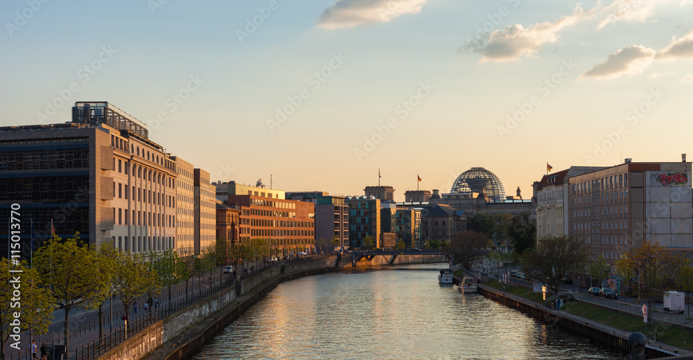 Fotografie Berlín River Spree a Reichstag