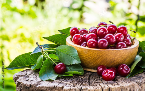 Photographie fresh cherries on wooden table