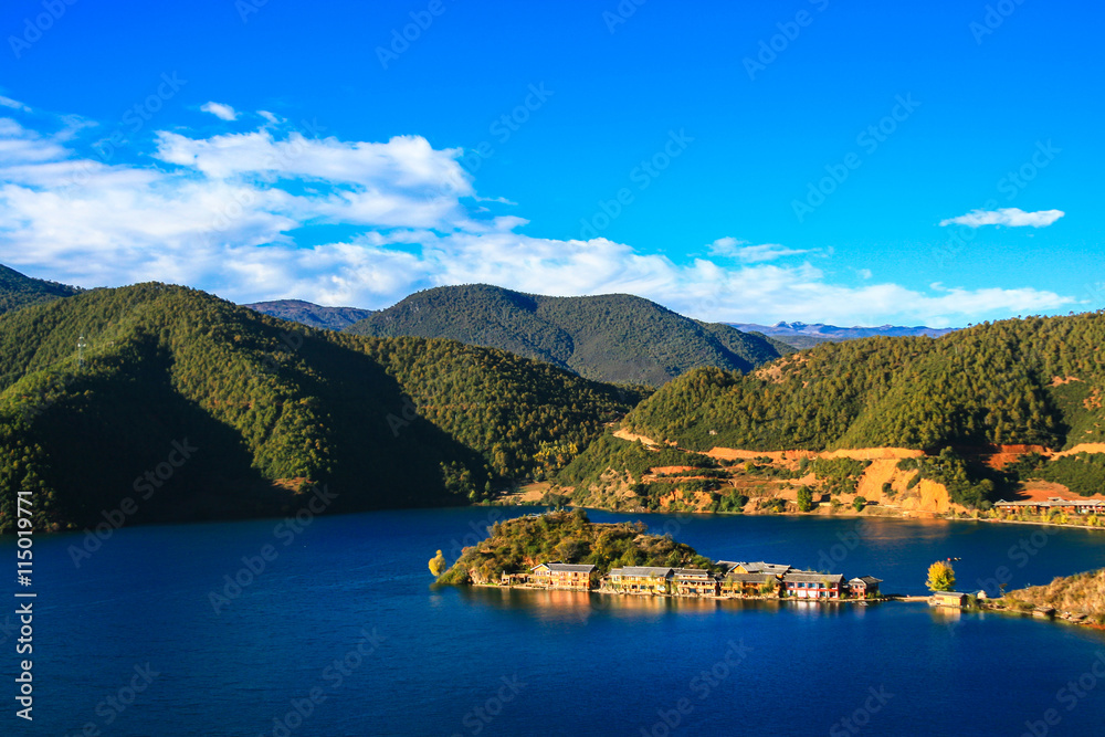 Φωτογραφία Aerial view of the Lugu lake in the morning