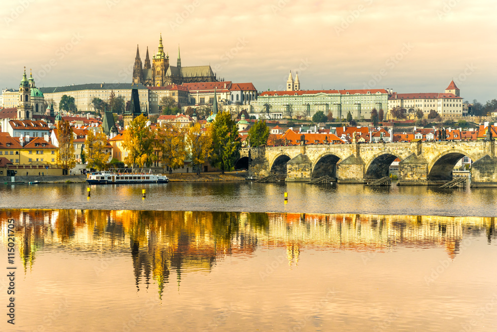 Obraz premium Prague, Charles Bridge, the Castle and St. Vitus Cathedral.
