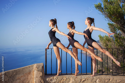 Photo gymnastic or ballet dance pose