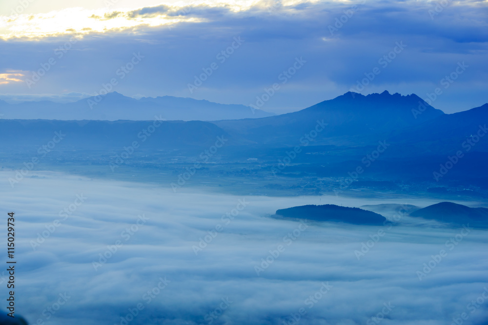 阿蘇の雲海と根子岳