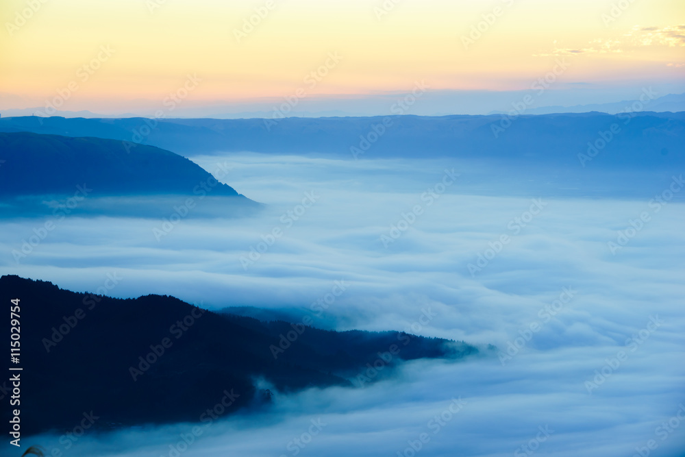 早朝の阿蘇の雲海