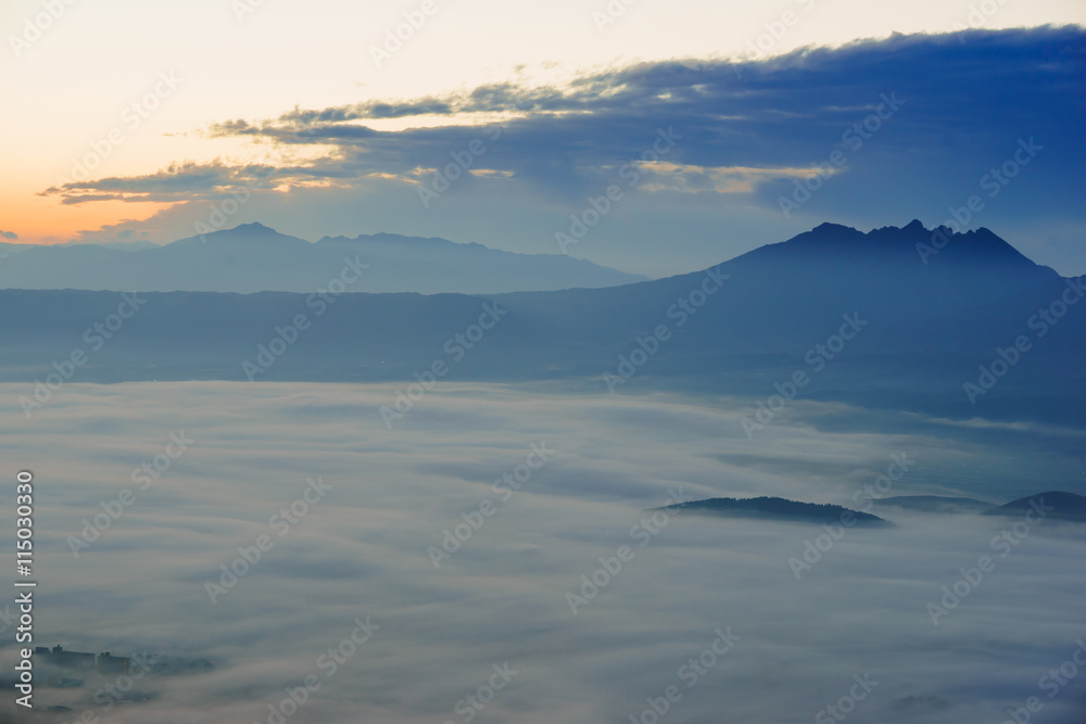 夜明けの阿蘇の雲海
