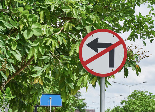 Fotografía Traffic sign, no turn left on tree background.