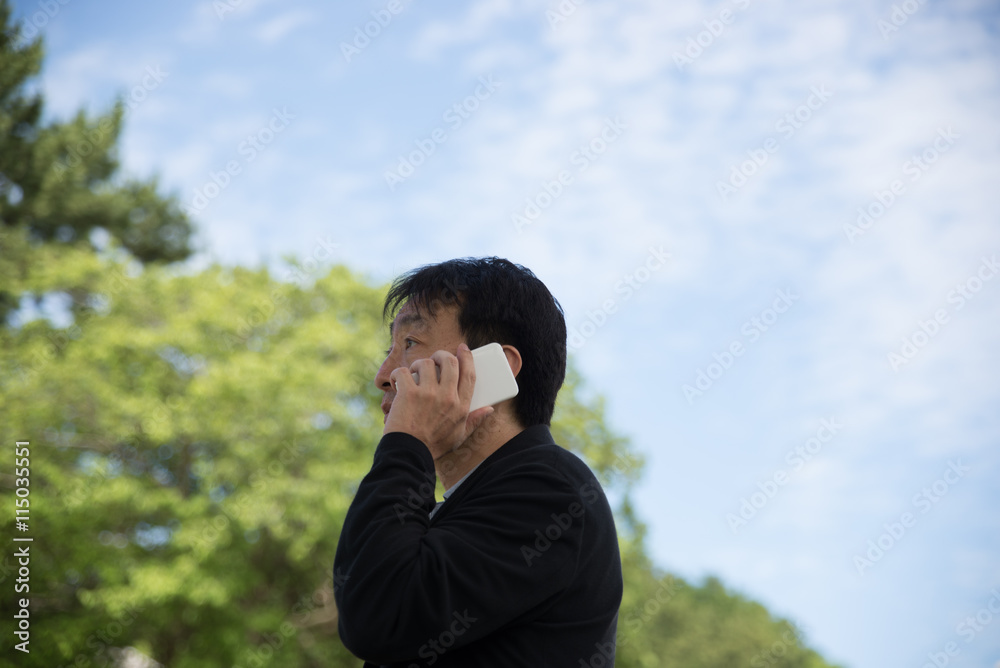 屋外で仕事する日本人ビジネスマン 屋外で仕事する日本人ビジネスマン