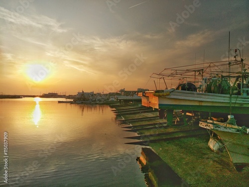 夕日に包まれる漁港 photo