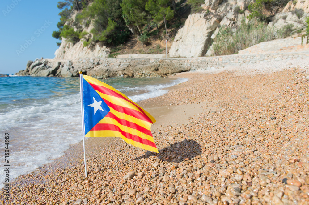 Obraz premium Catalan flag at beach
