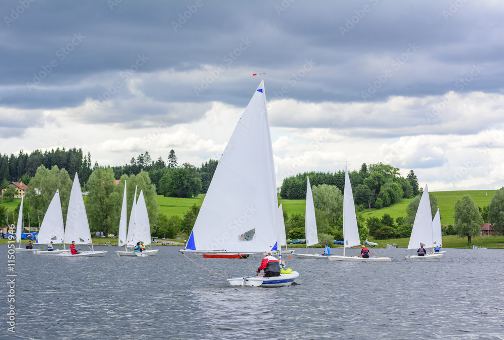 Naklejka premium viele Segelboote auf einem Binnensee