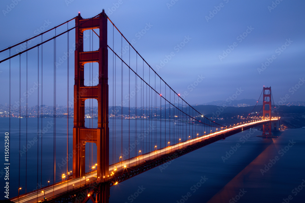 Obraz premium Illuminated Golden Gate Bridge at dusk, San Francisco