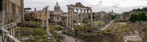 Blick auf das Forum Romanum vom Portikus der Dei Consentes - Reisen nach Rom in Italien