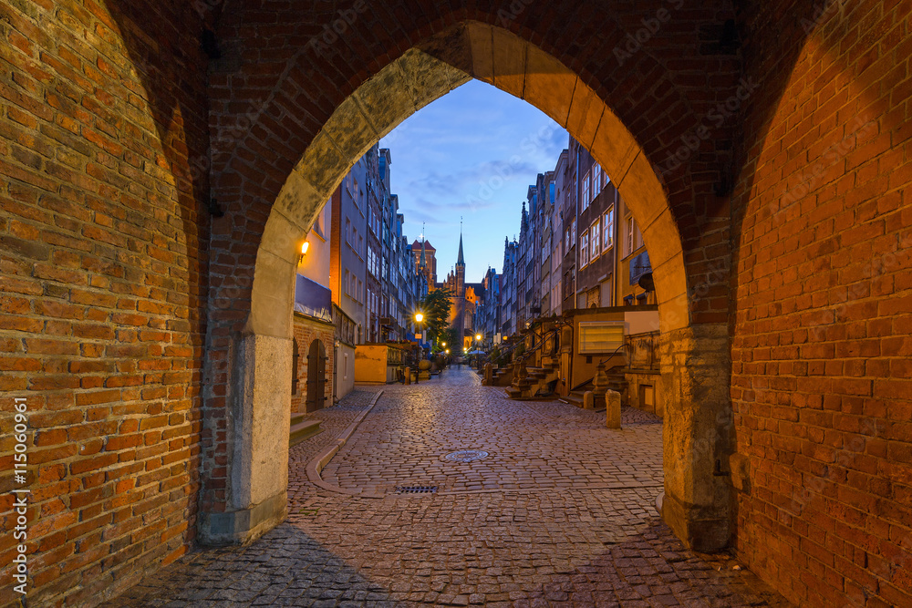 Fototapeta premium Gate to the Mariacka (St. Mary) street in Gdansk at night, Poland