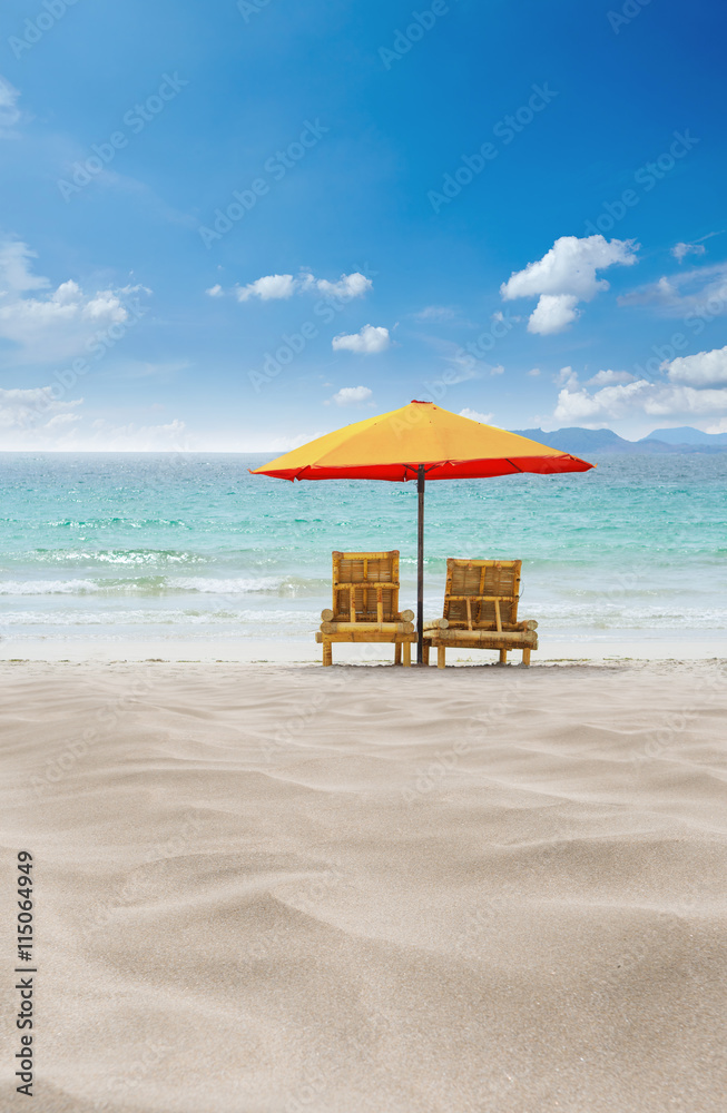 Urlaub am Strand - Panorama mit Sonnenschirm und Sonnenliegen Photos