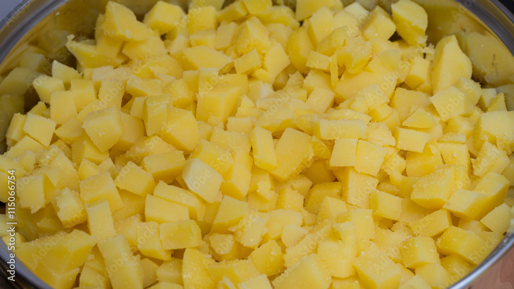 Pellkartoffeln geschnitten und gewürfelt im Topf fertig für die Weiterverarbeitung zu Kartoffelsalat Pellkartoffeln geschnitten und gewürfelt im Topf fertig für die Weiterverarbeitung zu Kartoffelsalat