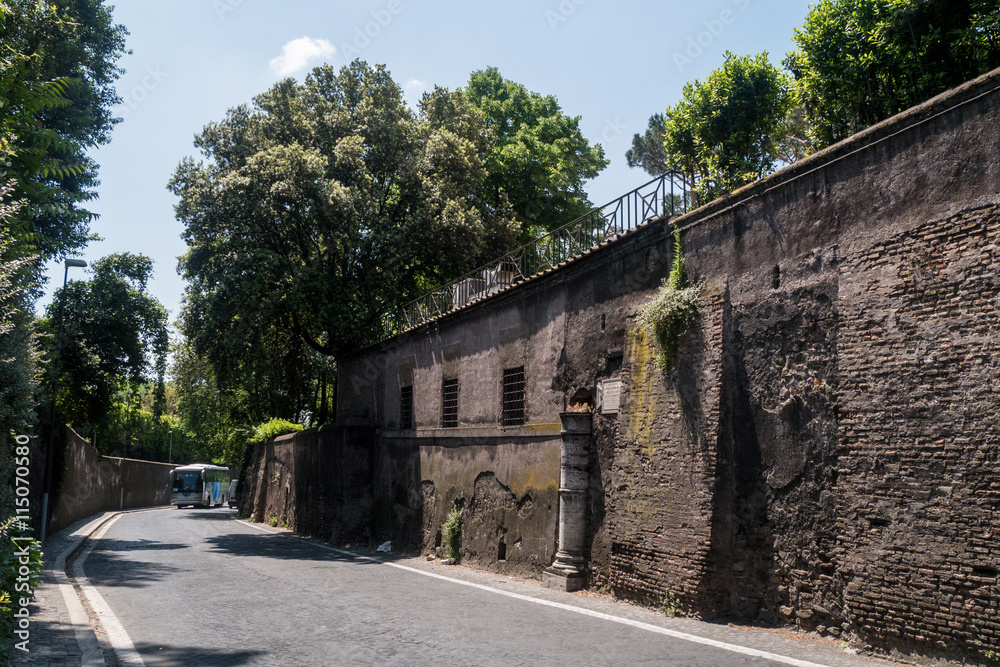 Alte Mauer entlang der Via Antica in Rom