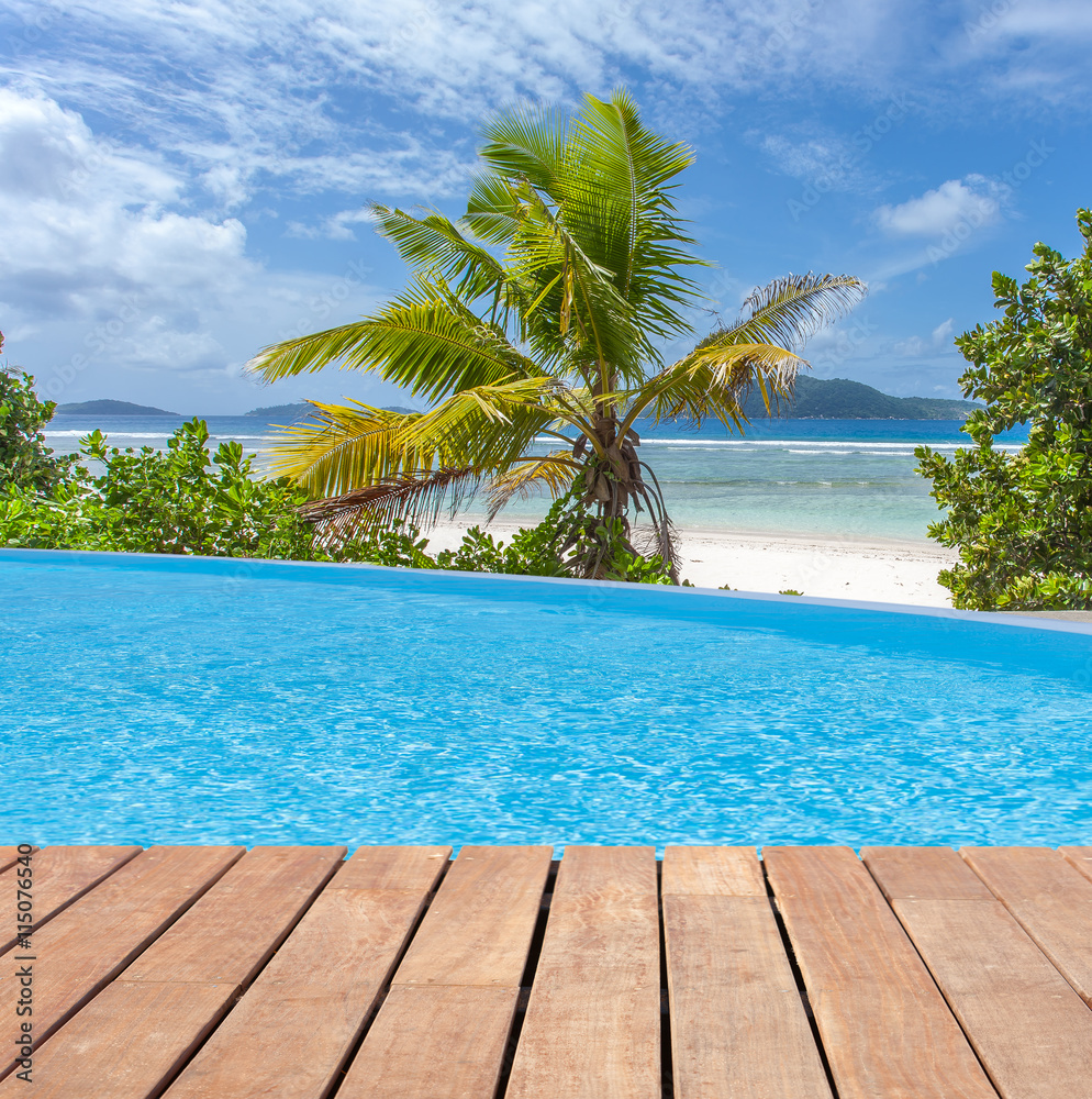  piscine à débordement sur plage des Seychelles  - obrazy, fototapety, plakaty 