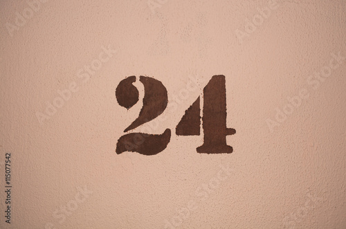 Число двадцать четыре, нарисованная краской на стене