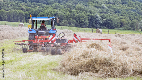 Obraz na plátně tracteur agricole rassemblant le foin
