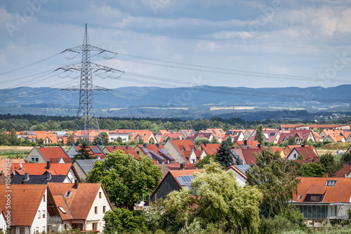 Riesiger Strommast Siedlungsgebiet Häuser Stromtrasse photo