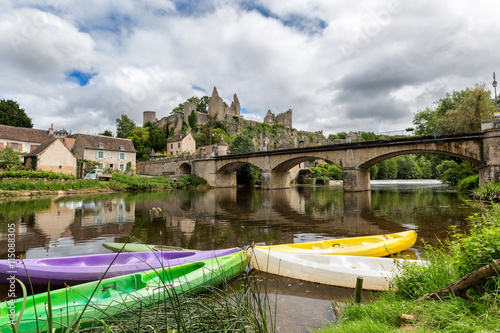 Kayaks auf dem Fluss Anglin vor der Gemeinde Angles-sur-l’Anglin, Frankreich photo