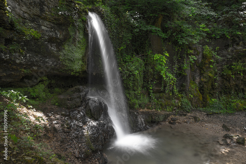 Fototapeta Naklejka Na Ścianę i Meble -  Wasserfall in der Natur in der Schweiz