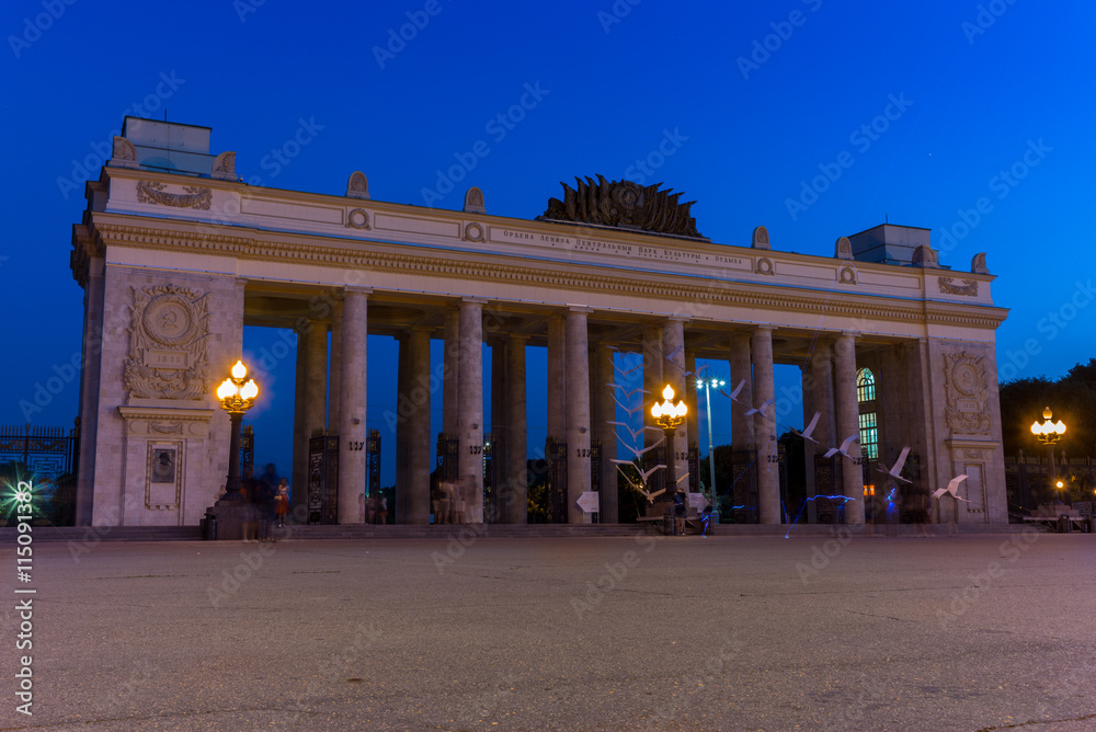 Obraz premium Entrance gate of Gorky park in Moscow at night