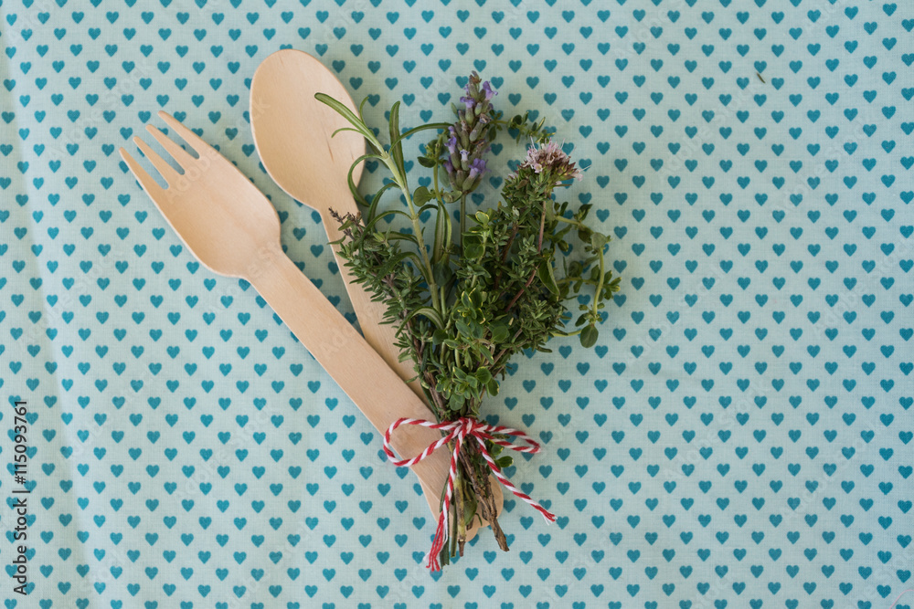 mediterranes Kräutersträußchen und Holzbesteck