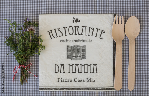 Obraz na płótnie Mamas Serviette mit Kräutersträußchen und Besteck w salonie