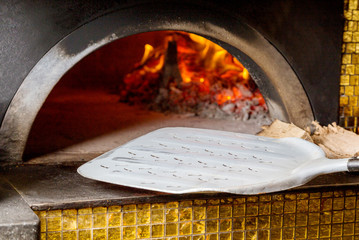 Fototapete Pizzeria Großer Steinofen mit Brennholz  © sytnik