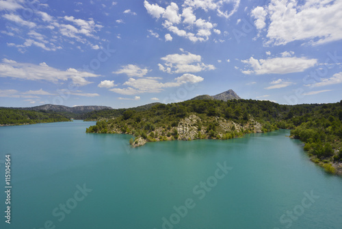 Le lac émeraude de Bimont, à Aix en Provence (13080) département des Bouches-du-Rhône en région Provence-Alpes-Côte-d'Azur, France