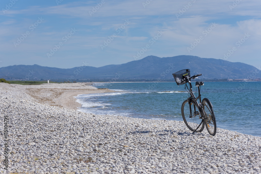 Fototapeta premium Bicicleta en la playa de Torre la Sal (Cabanes, Castellón - España).