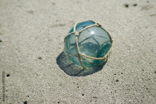 波打ち際の小さなガラスの浮き球 photo