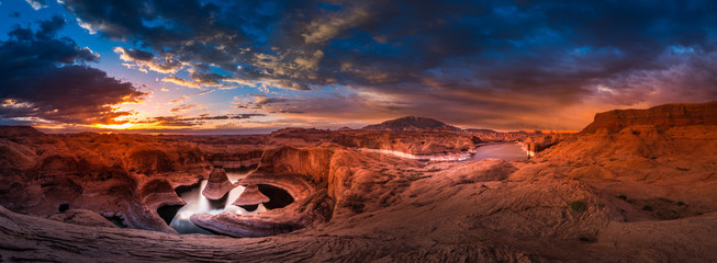 Fotobehang Canyon Reflection Canyon Navajo Mountain zonsopkomst  © Krzysztof Wiktor