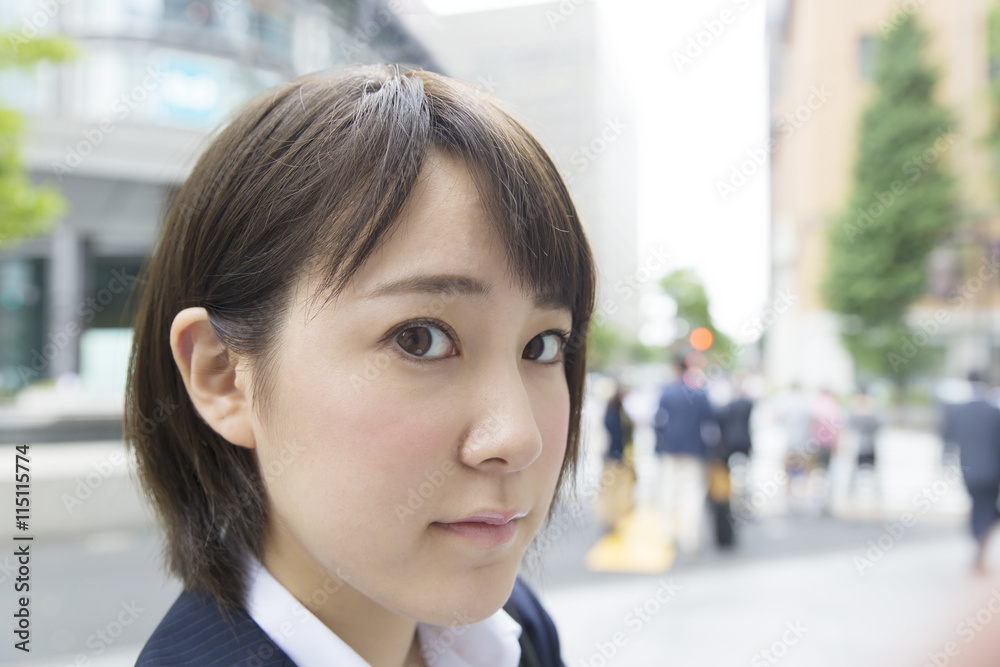 ビジネスウーマン 外 カメラ目線 アップ 見つめる 真剣 横顔 丸の内 通り ビジネスウーマン 外 カメラ目線 アップ 見つめる 真剣 横顔 丸の内 通り