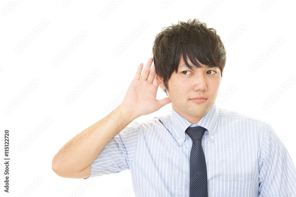 耳に手を当てる男性