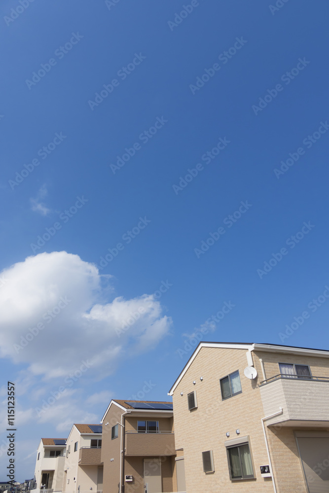 住宅　分譲住宅街　イメージ　快晴　青空　大空　白い雲　コピースペース　