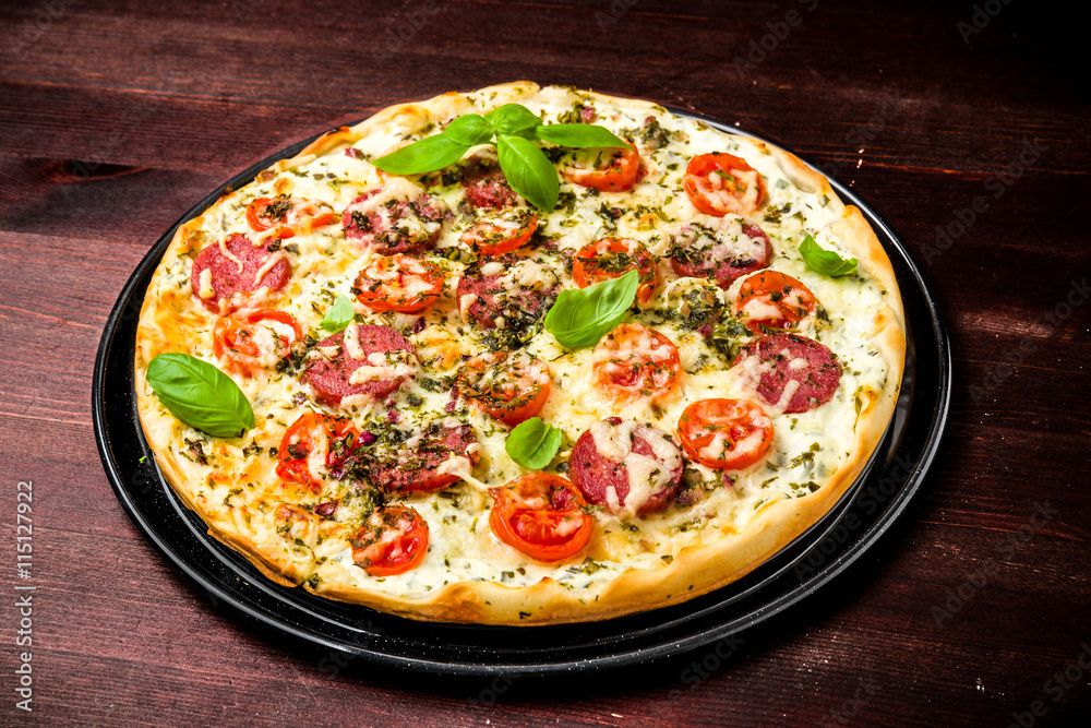 Pizza mit Kräuterquark Tomaten und Salami