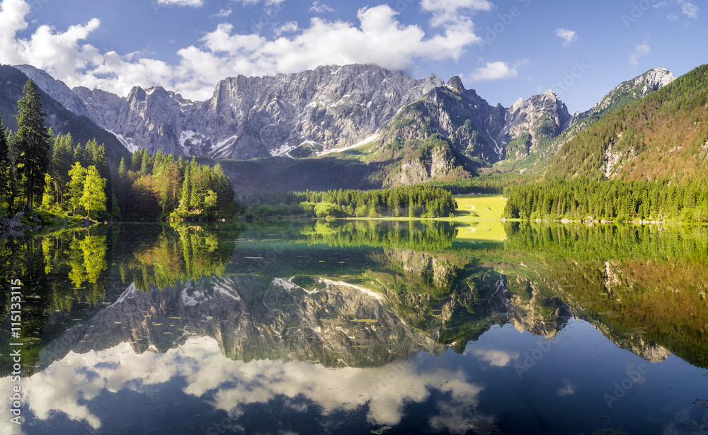 Fototapeta premium jezioro górskie w otoczeniu lasu i Alp Julijskich,Laghi di Fusine,Włochy