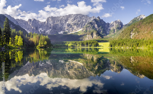 jezioro g  rskie w otoczeniu lasu i Alp Julijskich Laghi di Fusine W  ochy